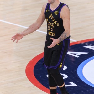 足球新闻-里程悲！东契奇常规赛生涯助攻数突破4000大关