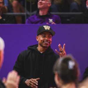 足球新闻-在这还是有牌面！小托马斯回母校看球 华盛顿大学社媒晒照欢迎！