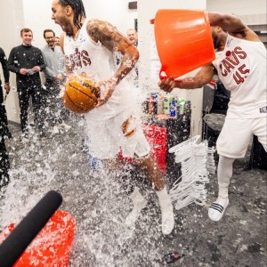 世界杯官方网站 世界杯赛程-39分生涯之夜！泰森赛后获得比赛用球 米切尔向其泼水庆祝