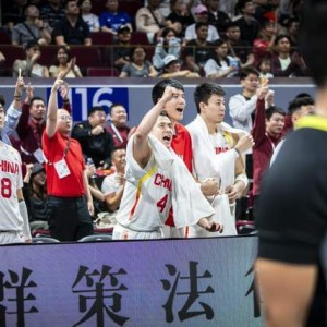 赢得丑陋！男篮攻守一团糟，赵睿+王浩然辣眼睛，郭士强束手无策